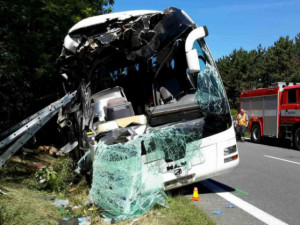 AKTUALIZOVÁNO: Při nehodě autobusu na dálnici u Unčovic se zranilo celkem 24 lidí