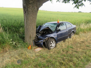 Řidič dostal u Hněvotína se svým autem smyk a čelně narazil do stromu