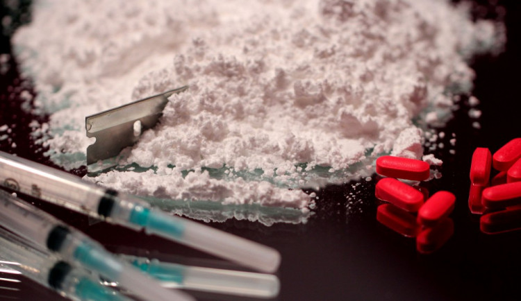 Mladý řidič usedl za volant pod vlivem alkoholu a pervitinu. Kvůli agresivitě byl odvezen do cely