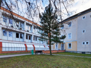 Nemocnice ve Šternberku dostane přes prázdniny nová okna, výtahy i střechu