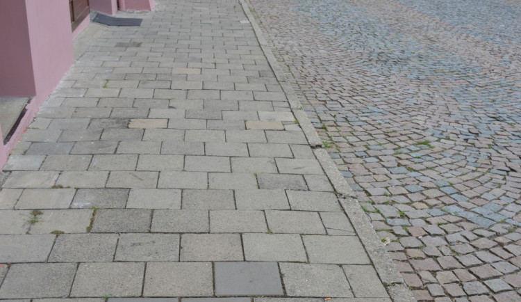 Z ušetřených peněz ze zimní údržby silnic se opraví chodníky na Werichově ulici
