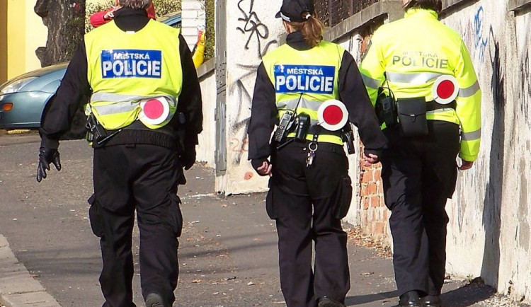 Mladík zavolal policii na svoji matku. Ta ho nechtěla pustit z domu, kvůli domácímu vězení