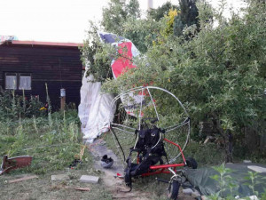 Paraglidista se zřítil do zahrádek. Při pádu si poranil ruku