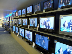 Zloději z nákladního auta ukradli 225 televizí v hodnotě přesahující milion korun