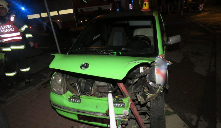 Patnáctiletý chlapec nezvládl jízdu se svým autem. Skončil v zábradlí