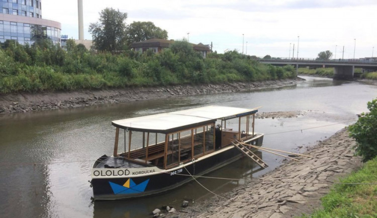 FOTO: Řeka Morava na chvíli odkryla své dno. Ololoď bude stát až do soboty