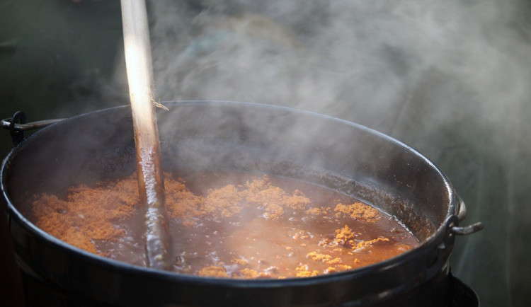 Pivní a gulášové slavnosti ve Velkém Týnci okoření světoznámá italská skupina Quisisona