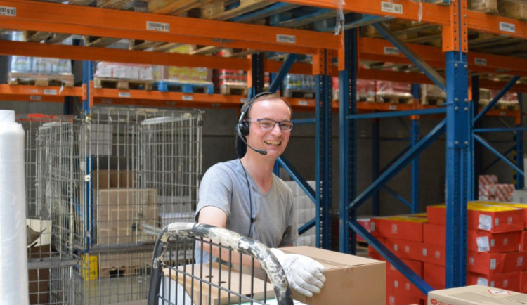 Jídelna v objektu s dotovaným jídlem a zajištěná doprava. V Kauflandu si zaměstnance rozmazlují