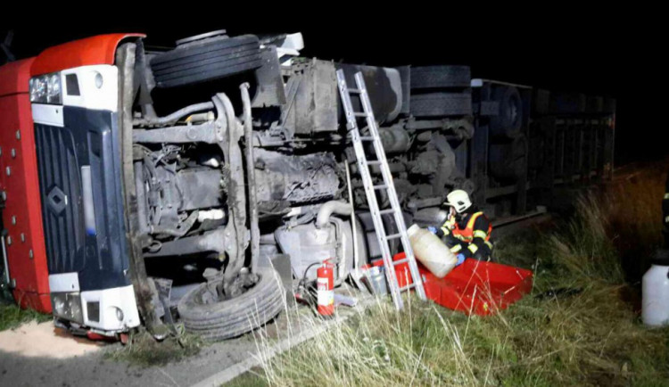 Kamion se převrátil na cyklostezku. Dvacet litrů nafty se vylilo do půdy