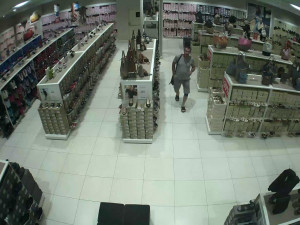 VIDEO: Muž v nestřežené chvíli ukradl ženě z kabelky peněženku. Jeho počínání zachytila kamera