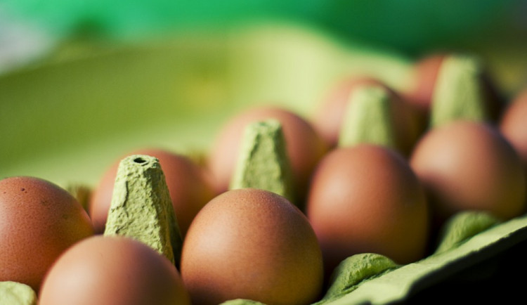 Mladíci se bavili tím, že po manželském páru z auta házeli vajíčka. Pár nasedl do auta a dostihl je