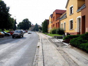 Začíná oprava chodníků na Vsadsku v Přerově. Kvůli havarijním přípojkám stavba rok stála