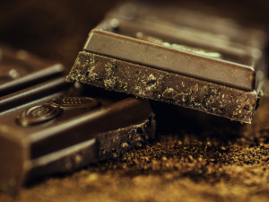 Zloděj se pokusil schovat čokolády v hodnotě 1400 korun pod triko