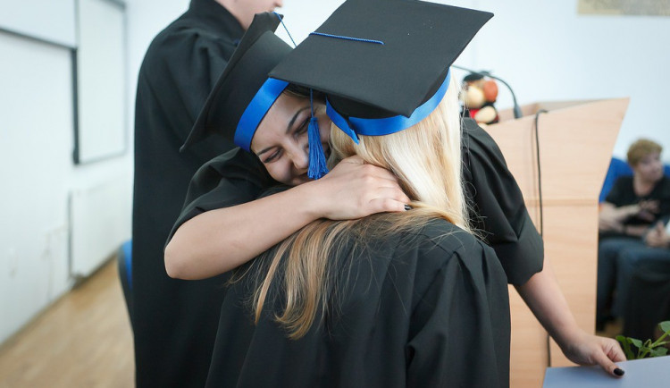 Chcete mít u jména titul LL.M.? Právnická fakulta univerzity nově nabízí studium Master of Laws