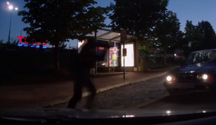 VIDEO: Muž ujížděl policistům a chtěl spáchat sebevraždu. Zastavit ho musela zásahovka