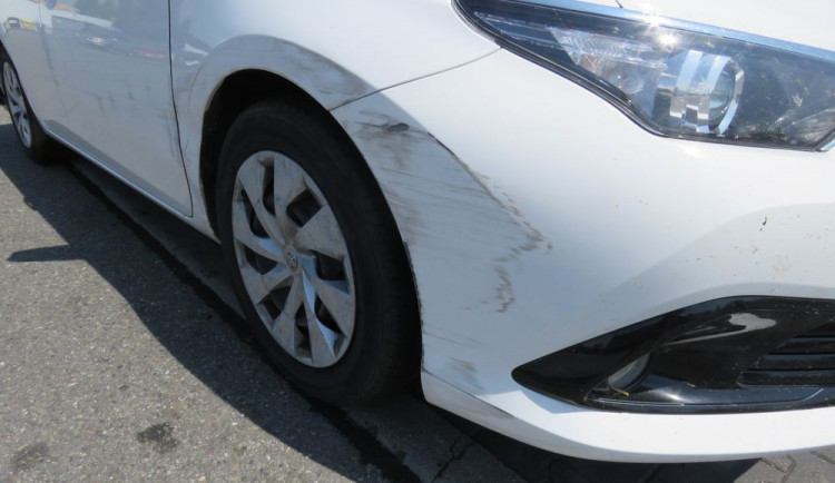 Kvůli kýchnutí řidič strhnul volant a naboural do svodidel