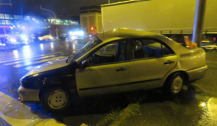 Na křižovatce v Olomouci se střetl osobák s náklaďákem. Řidič osobního auta před jízdou pil