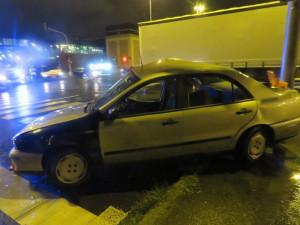 Na křižovatce v Olomouci se střetl osobák s náklaďákem. Řidič osobního auta před jízdou pil