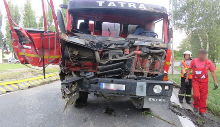 Po nehodě dvou náklaďáků vypadl z auta na silnici spolujezdec