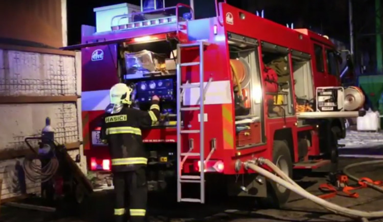VIDEO: V Litovli hořel pásový zásobník. Hasiči u požáru zasahovali tři hodiny