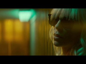 FILMOVÉ PREMIÉRY: Bohyně Charlize Theron v drsárně Atomic Blonde