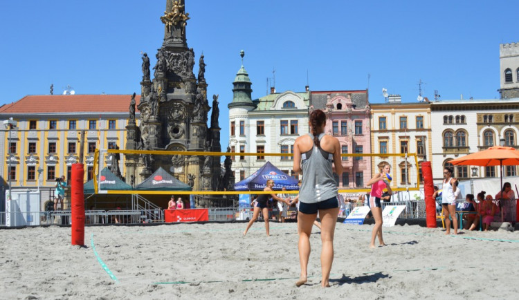 FOTO: Na Horním náměstí svedly olomoucké volejbalistky bitvu v plážovém volejbalu