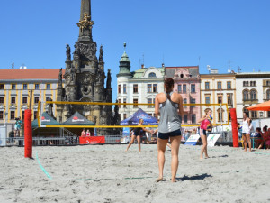 FOTO: Na Horním náměstí svedly olomoucké volejbalistky bitvu v plážovém volejbalu