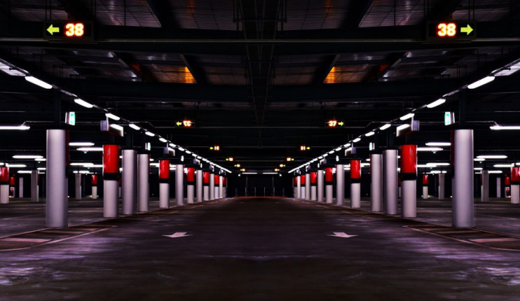 Zloděj ukradl auto z garážového komplexu. Musel se dostat přes dveře a dva zamknuté výtahy