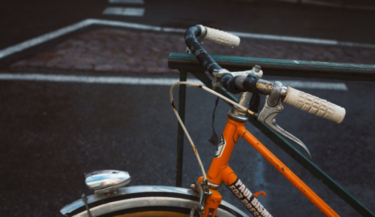 Řidič na křižovatce srazil cyklistu, který nadýchal přes dvě promile