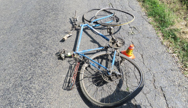 Traktorista srazil chodce při předjíždění. Chodec s kolem nadýchal 3,8 promile