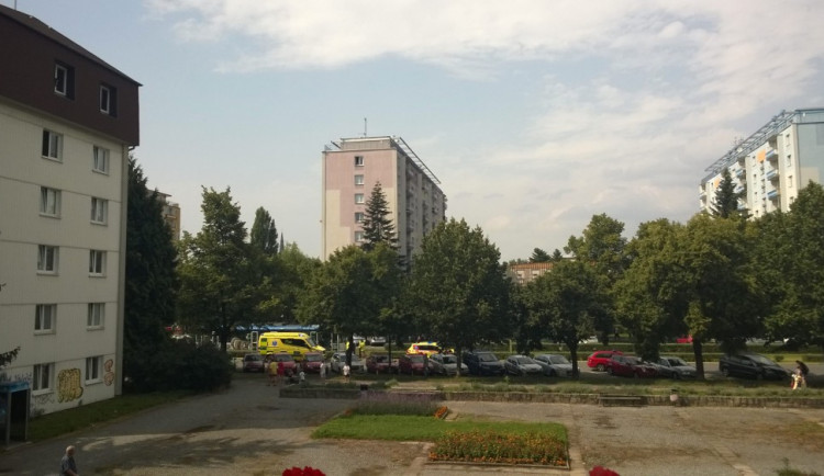 Na třídě Kosmonautů srazila tramvaj seniora. Muže odvezla sanitka s podezřením na otřes mozku