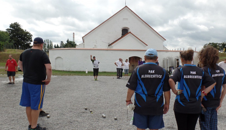 FOTO: Na Korunní pevnůstce se odehrál desátý ročník Mozartových koulí. V pétanque se utkalo 37 soupeřů
