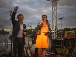 Rektor UP Olomouc Jaroslav Miller přípíjí party absolventů Olomouc v Praze! na pražské Náplavce.