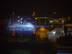 Olomouc v Praze! Noční projekce na vodní stěnu 6x10 metrů byla vrcholem absolventského setkání UP Olomouc na pražské Náplavce.