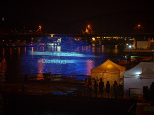 Noční projekcí na vodní stěnu 6x10 metrů vyvrcholilo na pražské Náplavce setkání absolventů Univerzity Palackého.