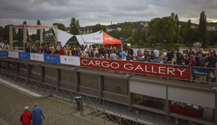 Party absolventů UP Olomouc na pražské Náplavce se účastnilo na 700 lidí.