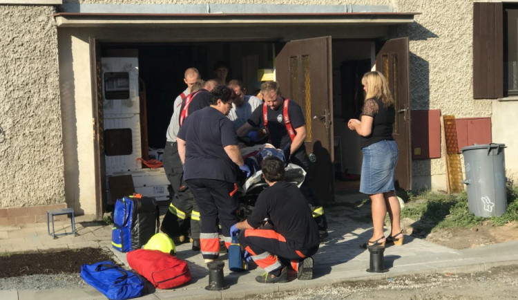 Hasiči zachraňovali ženu ze šachty