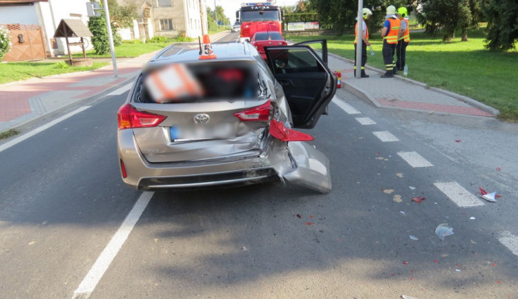 Dvě auta zastavila na přechodu pro chodce, třetí do nich narazilo. Zřejmě kvůli nepozornosti řidiče