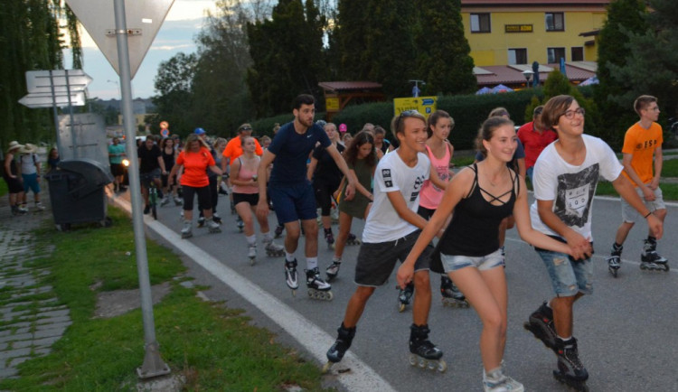 Večerní Olomoucí se opět proženou nadšenci na bruslích, koloběžkách nebo longboardech