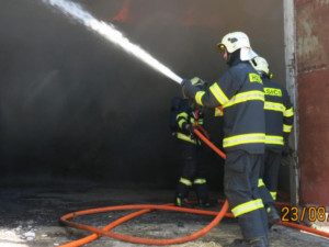 VIDEO: Hasiči už druhý den zasahují u požáru skladu slámy. Došlo k němu při svařování