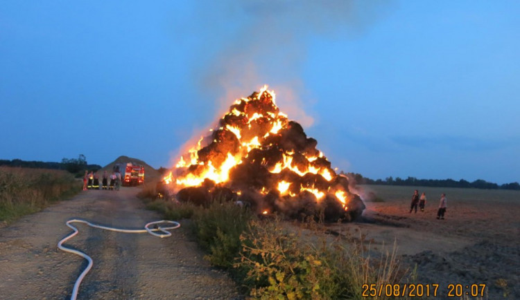 VIDEO: Za obcí Želechovice hořel stoh slámy. Požár vznikl kvůli hře dětí s ohněm