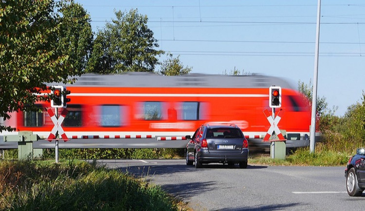 V ulici Na Vozovce se srazilo auto s vlakem. Nikdo nebyl zraněn