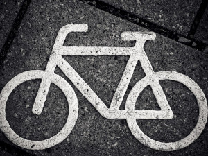 Mladý cyklista nerespektoval předpisy a jel v protisměru. Srazil ženu, která utrpěla drobná zranění
