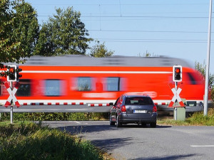 V ulici Na Vozovce se srazilo auto s vlakem. Nikdo nebyl zraněn