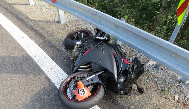 Řidič motocyklu nezvládl prudkou zatáčku a narazil do svodidel