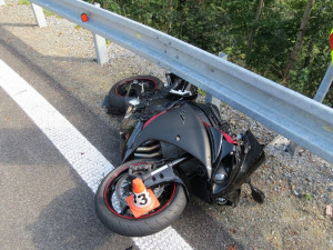 Řidič motocyklu nezvládl prudkou zatáčku a narazil do svodidel