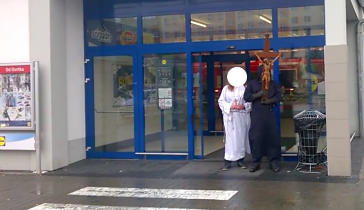 Muž v taláru chodil po olomouckém Lidlu a dokresloval na zboží křížky
