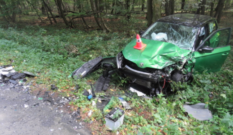 FOTO: Opilý řidič projíždějící lesem čelně naboural do protijedoucího auta. Nadýchal 3,1 promile