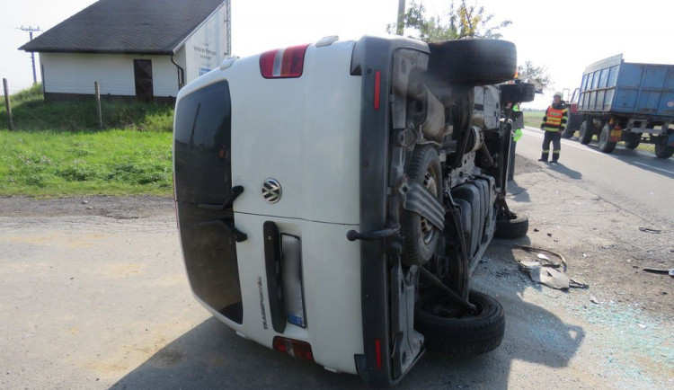 Dodávka se po srážce s traktorem převrátila na bok. Řidič dodávky předjížděl přes plnou čáru