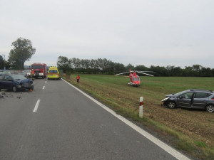 FOTO: Mezi Mladějovicemi a Újezdem se čelně střetla dvě osobní auta